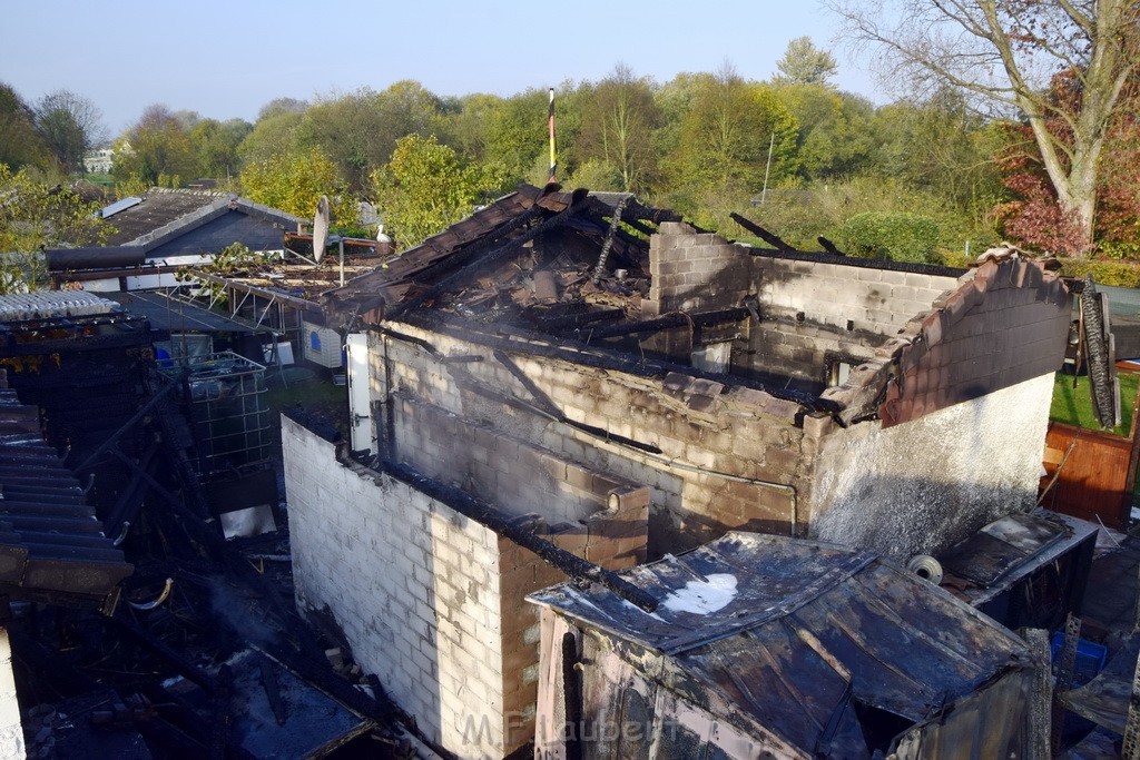 Feuer 1 brannten 3 Lauben Koeln Fuehlingen Kriegerhofstr P088.JPG - Miklos Laubert